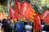 Manifestantes con banderas de UGT durante la movilización de Barcelona celebrada esta mañana.