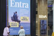 Una sucursal del BBVA en Bilbao con el cartel de oferta finalizada a la opa del Sabadell.