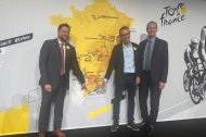 El alcalde de Tarragona, Rubén Viñuales, con el vicepresidente segundo de la Diputació, Enric Adell, y el director del Tour, Christian Prudhomme