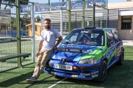 Albert Manchó, subido a su Peugeot 106 en el Pádel Cambrils. Su equipo patrocina una pista.