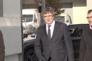 El líder de Junts, Carles Puigdemont, llegando a la reunión del partido para decidir el futuro del pacto con el PSOE