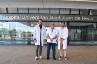 D'esquerra a dreta Dr. Santiago Castañeda (metge adjunt - unitat d'espatlla), Dr. Eugenio García Almagro (director del Servei de Cirurgia Ortopèdica i Traumatologia) i Dr. Albert Ferrando (metge adjunt - unitat d'espatlla)