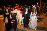 Personajes aterradores desfilaron por Salou este 31 de octubre.