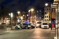 La Guàrdia Civil, inspeccionando los coches y furgonetas.