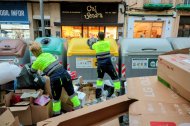 Trabajadores de Urbaser, este pasado miércoles, tratando de retirar la basura acumulada en los últimos días