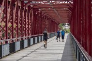 El pont roig sobre el riu Ebre va ser objecte de bombardejos durant la Guerra Civil.