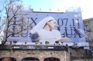 Cartel del nuevo disco de Rosalía, Lux, en el centro de Barcelona