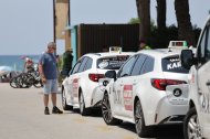 Los turistas son el principal cliente de los taxistas de Salou en los meses centrales del año.