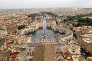 Panorámica de la Plaza de San Pedro desde la cúpula de la basílica en la Ciudad del Vaticano