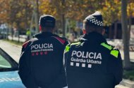 Un agente de la Guàrdia Urbana y de los Mossos d'Esquadra patrullando por Tarragona.