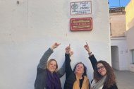 Las impulsoras de la iniciativa en la plaza dedicada a Lax'n' Busto en El vendrell