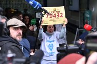 Trabajadores de la administración Nº 246 de Madrid realizan declaraciones tras vender 16 series del 79.432, que ha sido el número agraciado con el Gordo del Sorteo Extraordinario de la Lotería de Navidad, dotado con cuatro millones de euros por serie (400.000 euros por décimo), del que se han consignado 182 series en la provincia de León: 117 en La Bañeza, 50 en Villablino y 15 en La Pola de Gordón, que de haberse vendido supondrían 728 millones de euros.