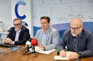 El concejal de Hacienda de Cambrils, David Chatelain; el alcalde, Oliver Klein, y el portavoz del PSC, Alfredo Clúa, este lunes en la presentación del presupuesto municipal 2026.