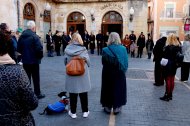 Una cincuentena de personas se concentran en El Vendrell para condenar el feminicidio del pasado miércoles