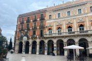 El edificio de la antigua Casa Beringola, en la plaza de Prim, se sitúa entre la Llotja y el conjunto del Teatre Fortuny y El Círcol.
