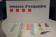 Imagen de la droga, el dinero y el arma intervenidos por los Mossos d'Esquadra