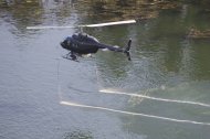 L’helicòpter, durant el tractament contra la mosca negra al riu Ebre.