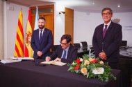El presidente de la Generalitat, Salvador Illa, firma en el libro de honor del Ayuntamiento de Ascó.