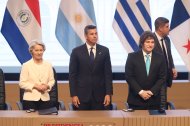 AME6049. ASUNCIÓN (PARAGUAY), 17/01/2026.- La presidenta de la Comisión Europea, Ursula von der Leyen (i), el presidente de Paraguay, Santiago Peña (c) y el presidente de Argentina, Javier Milei, asisten a la ceremonia de la firma del acuerdo de libre comercio entre la Unión Europea (UE) y los países del Mercosur este sábado, en Asunción (Paraguay). Peña aseguró que la firma del acuerdo de asociación entre el Mercosur y la Unión Europea (UE), demuestra que el diálogo, la fraternidad y la integración son el "el camino" y que este es un paso que deja atrás "las tinieblas del unilateralismo". EFE/ Juan Pablo Pino