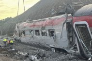 Efectivos continúan este martes los trabajos en el lugar del accidente ferroviario del domingo entre dos trenes en Adamuz (Córdoba).