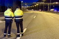 Dos agentes de los Mossos d'Esquadra en la AP-7. Está cortada a la altura de Martorell.