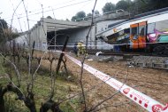Varios bomberos trabajan en la zona cero del accidente de tren ocurrido el martes en Gelida (Barcelona).