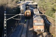 El tren que se accidentó en Gelida. Los vagones que no sufrieron daños han sido retirados.