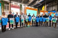 Los representantes del territorio, en el estand de Fitur con las camisetas de las pruebas ciclistas que pasarán este año por Tarragona.