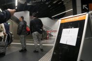 Un indicador en el vestíbulo de la estación de Sants informando de la suspensión del servicio de Rodalies.
