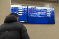 Usuario ante el panel informativo de la estación de Tarragona