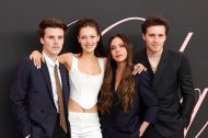 Victoria Beckham con su nuera Nicola Peltz y sus hijos Brooklyn y Cruz