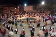 Interpretació del 'Ball de Sant Antoni' ahir a la plaça Lluís Companys d'Alcanar.