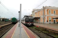 Un tren de mercancías pasa paralelo a un tren de pasajeros parado en la estación de Móra la Nova.