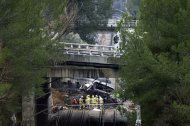 Varios bomberos trabajan en la zona cero del accidente de tren de Gelida de la pasada semana.