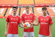 Gelardo, Hugo Pérez y Zoilo posan con la camiseta del Nàstic.