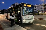 El bus de las 7.30 este miércoles en la parada de Cunit ya llevaba pasajeros.