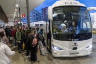 Usuarios esperan para subir al autobús en la estación de Tarragona