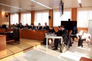 Los acusados de un asesinato en Valls, con sus abogados, el fiscal y el letrado de la acusación particular, durante el inicio del juicio en la Audiencia de Tarragona.