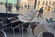 Los efectos del viento en una terraza de la plaza Mercadal de Reus.