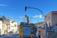Un bombero extrae una parte de un semáforo de la C-44 que está a punto de caer.