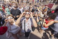 Personas 
con gafas especiales en Prades, cuando faltaba un año para el eclipse.