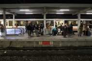 Usuarios en el andén de la estación de Tarragona esperando un tren que llega con retraso