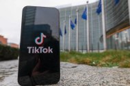Logotipo de TikTok frente a la sede de la Comisión Europea en Bruselas, Bélgica.