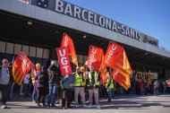 Un centenar de trabajadores de Renfe se han concentrado ante la Estació de Sants de Barcelona
