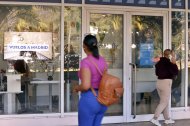 Personas caminan frente a oficinas de aerolíneas este lunes, en La Habana (Cuba). Cuba se queda sin combustible para aviones