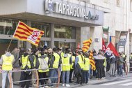 El personal ferroviario se concentró en la estación de Tarragona con motivo de la huelga.