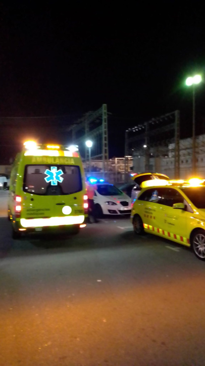 El SEM en la estación de Sant Vicenç para atender a vigilantes heridos.