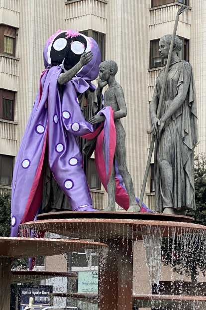 Las estatuas de Reus se disfrazan en honor a los sanitarios