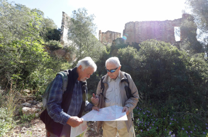 Otfried Martz y Emili Mateu, dos experimentados senderistas, ejercieron de guías de los periodistas del ‘Diari’.