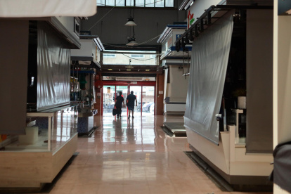 Al mediodía, prácticamente todas las paradas del Mercat Central de Reus están cerradas.